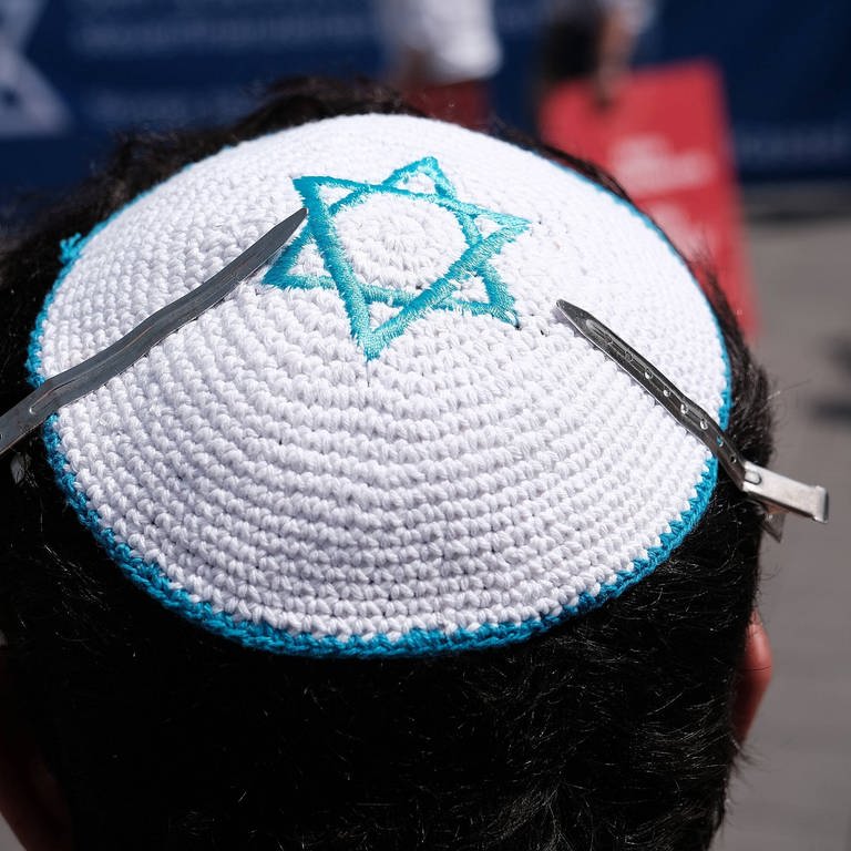 IMAGO  Hartenfelser (Foto: IMAGO, Demontranten gegen Antisemitismus und PRO Israel Symbolbild Kippa oder seltener Jarmulke religiöse Kopfbedeckung männlicher Juden)