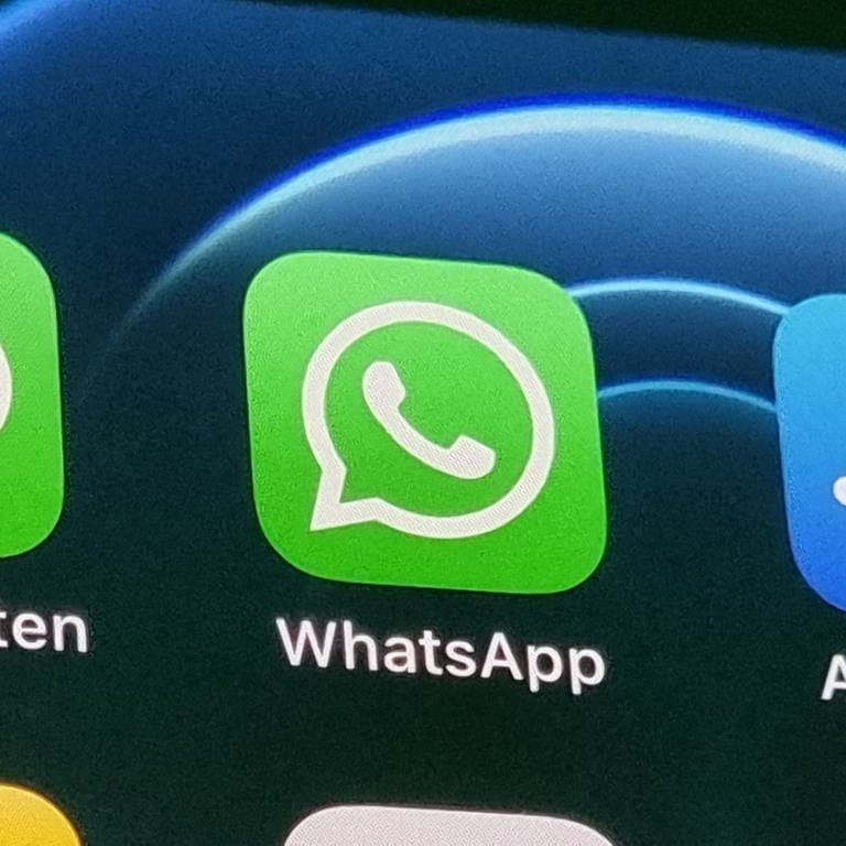 Die App "WhatsApp" wird auf einem Handy-Display angezeigt.