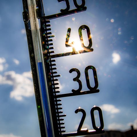 in Thermometer an einer Hauswand zeigt Temparaturen in Richtung der 40-Grad-Marke an (Foto: dpa Bildfunk, picture alliance/dpa | Frank Rumpenhorst)