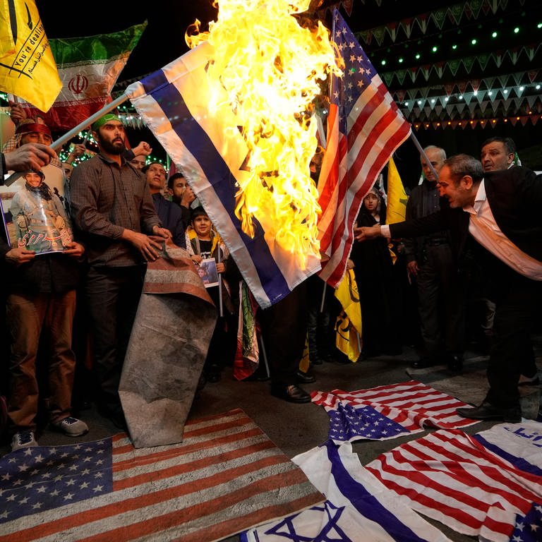 Demonstration in Teheran (Foto: dpa Bildfunk, picture alliance/dpa/AP | Vahid Salemi)