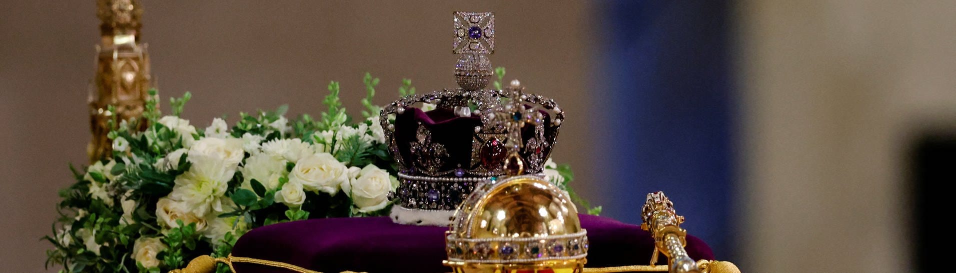 Der Sarg von Königin Elisabeth II., drapiert mit der königlichen Standarte, der Reichskrone und dem Reichsapfel und Zepter des Herrschers, liegt auf dem Katafalk in der Westminster Hall im Palast von Westminster, London.