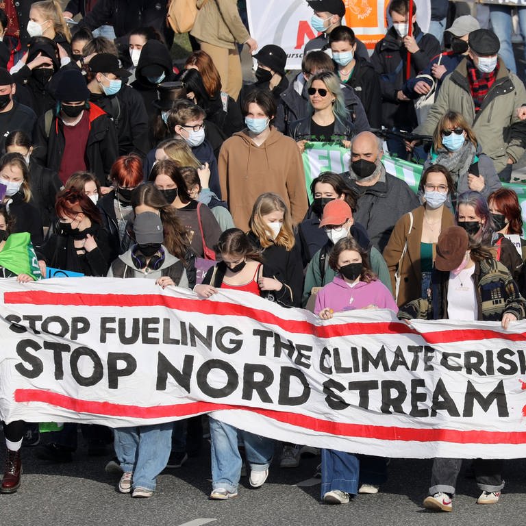 Junge Menschen demonstrieren für mehr Klimaschutz. 