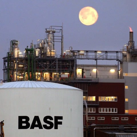 Der Vollmond steht im Morgengrauen über dem Werksgelände der BASF in Ludwigshafen (Foto: dpa Bildfunk, picture-alliance / dpa/dpaweb | Frank_Rumpenhorst)