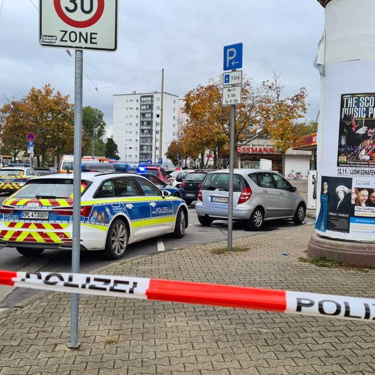 Im Stadteil Oggersheim ist eine Straße abgesperrt. Bei einem Messerangriff sind dort zwei Menschen getötet und ein weiterer schwer verletzt worden.