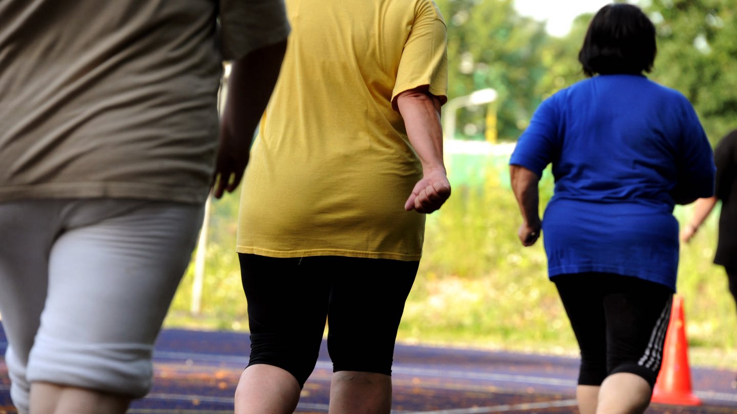 ARCHIV - Übergewichtige Frauen und Männern machen im Rahmen des bundesweiten Abnehmprogramms «M.O.B.I.L.I.S.» auf einem Sportplatz in Leipzig Ausdauerübungen (Foto vom 28.06.2012). Mehr als die Hälfte der Erwachsenen in der Europäischen Union ist (Foto: dpa Bildfunk, Waltraud Grubitzsch/dpa)
