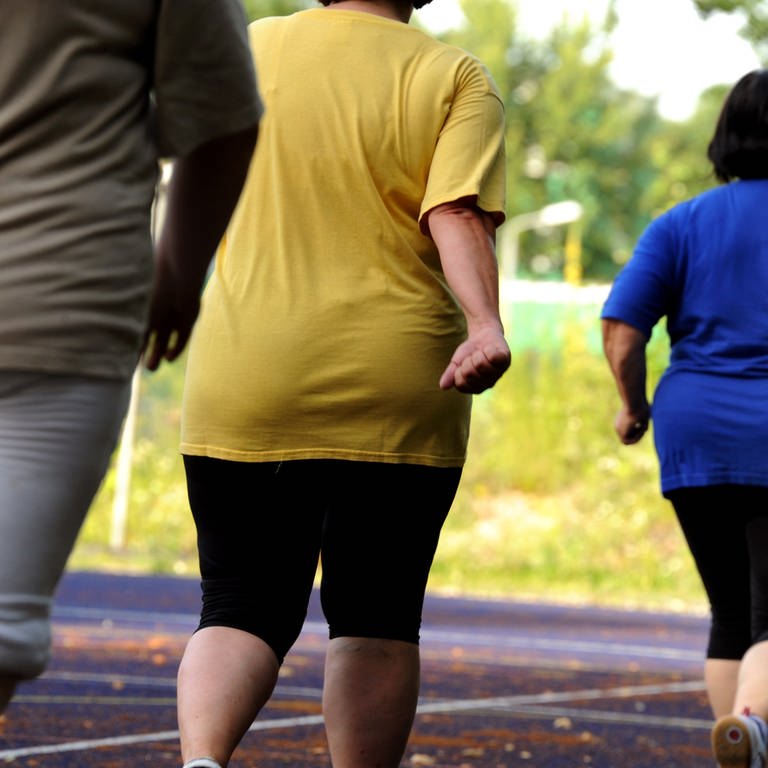 ARCHIV - Übergewichtige Frauen und Männern machen im Rahmen des bundesweiten Abnehmprogramms «M.O.B.I.L.I.S.» auf einem Sportplatz in Leipzig Ausdauerübungen (Foto vom 28.06.2012). Mehr als die Hälfte der Erwachsenen in der Europäischen Union ist
