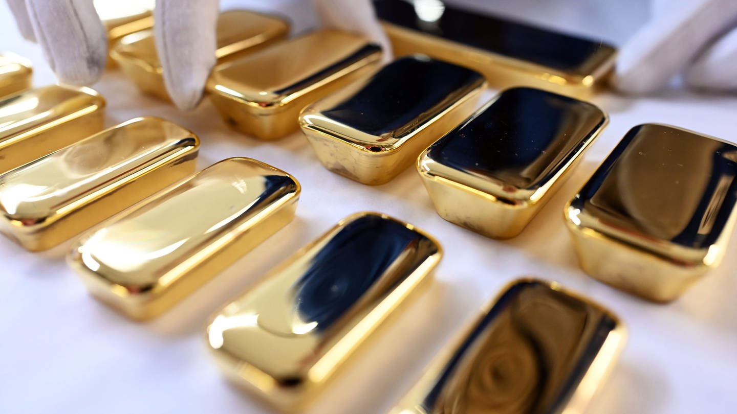Glänzende Goldbarren liegen in einer Reihe nebeneinander. (Foto: dpa Bildfunk, picture alliance/dpa | Uli Deck)