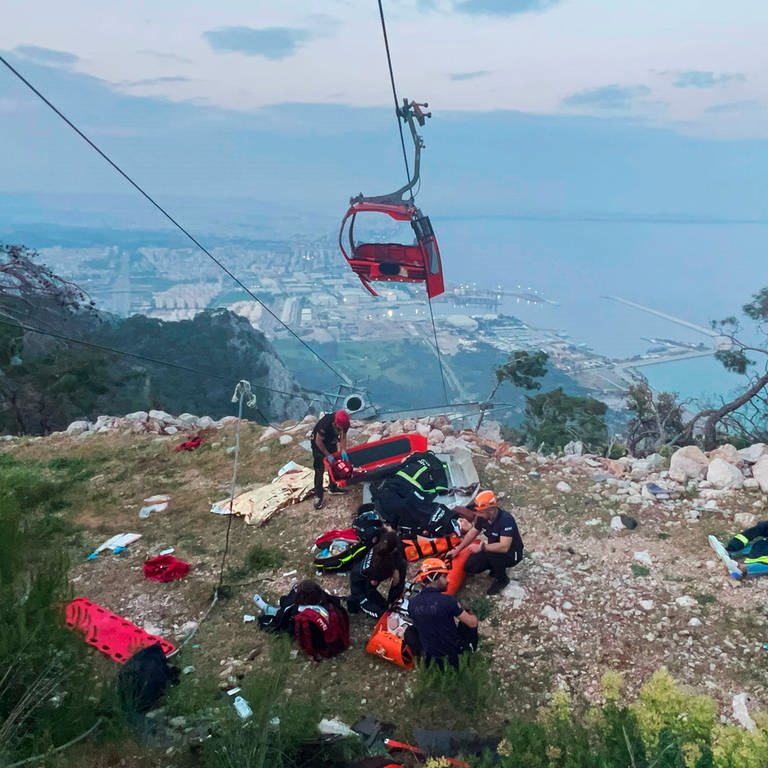 Unfallstelle des Seilbahn-Unglücks bei Antalya in der Türkei. Eine Gondel wurde zerstört, ein Mensch starb. (Foto: dpa Bildfunk, picture alliance/dpa/DIA Images | Uncredited)