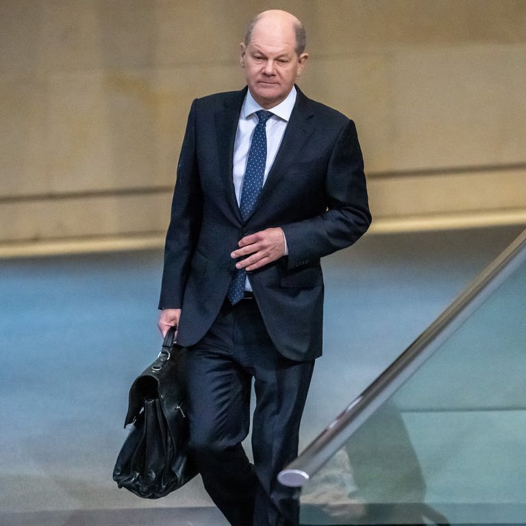 Bundeskanzler Olaf Scholz mit seiner schwarzen Aktentasche: Was in der Tasche ist, zeigt er auf Tiktok. (Foto: dpa Bildfunk, picture alliance/dpa | Michael Kappeler)