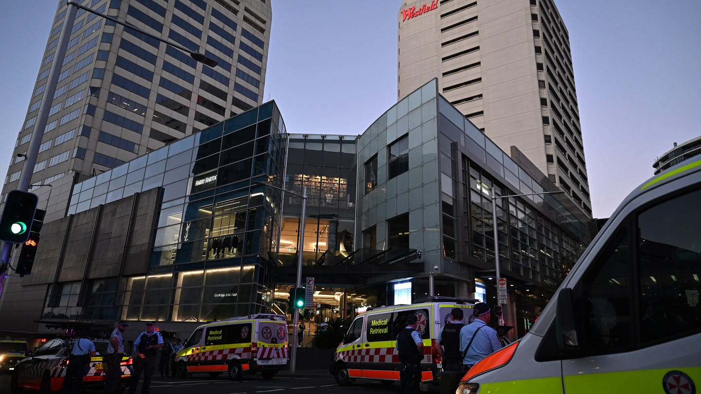 Rettungskräfte sind in Bondi Junction zu sehen, nachdem im Einkaufszentrum Westfield Bondi Junction in Sydney mehrere Menschen niedergestochen wurden. (Foto: dpa Bildfunk, picture alliance/dpa/AAP | Steven Saphore)