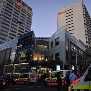Rettungskräfte sind in Bondi Junction zu sehen, nachdem im Einkaufszentrum Westfield Bondi Junction in Sydney mehrere Menschen niedergestochen wurden.  (Foto: dpa Bildfunk, picture alliance/dpa/AAP | Steven Saphore)