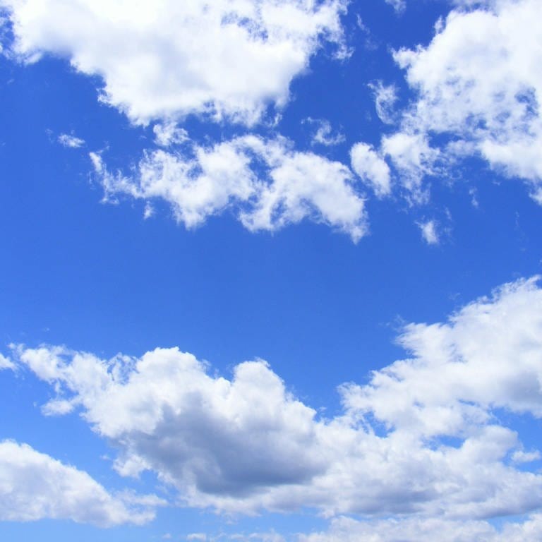 Symbolbild: Blauer Himmel und Wolken (Foto: Pexels/Pixabay)