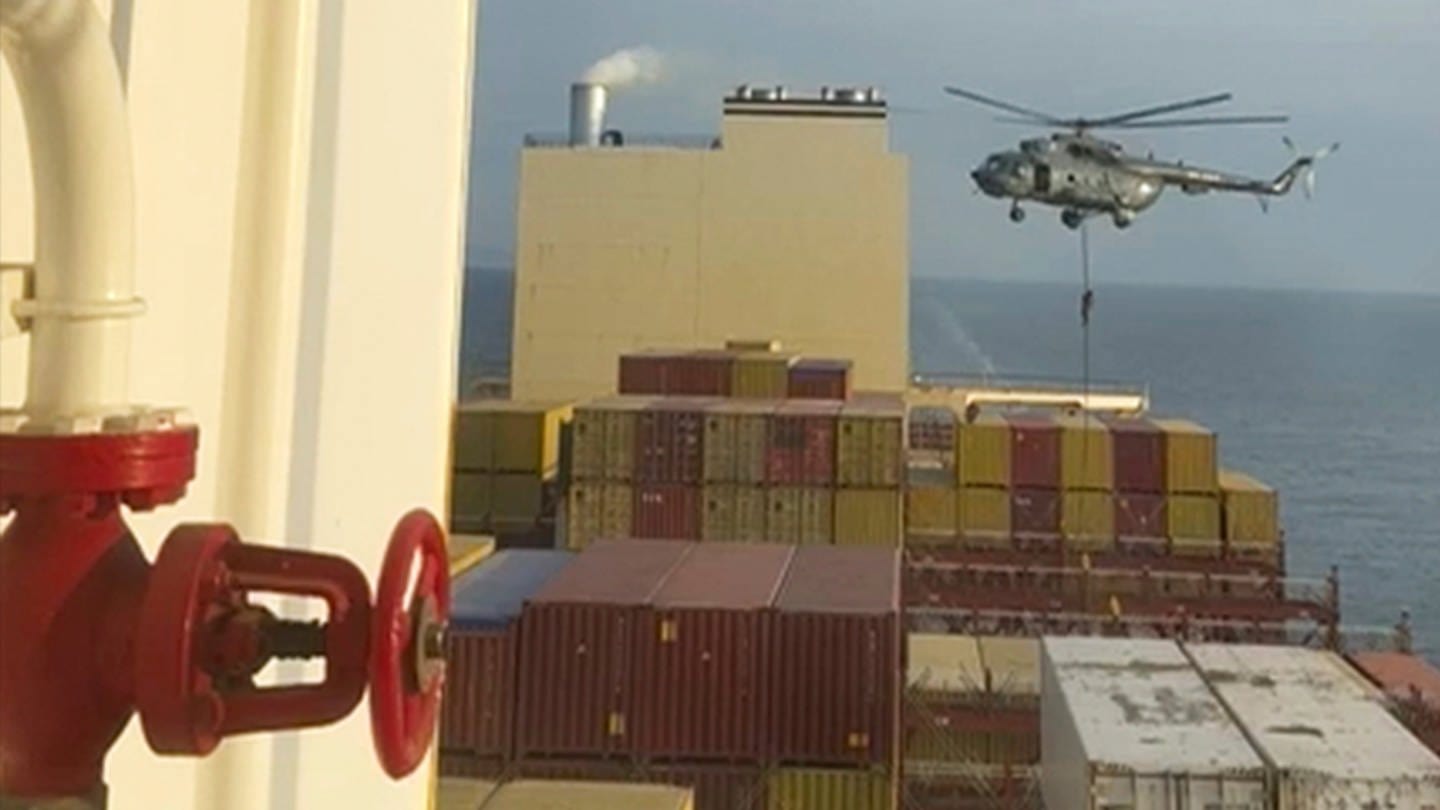 Iran konfisziert Containerschiff mit Verbindung zu Israel (Foto: dpa Bildfunk, picture alliance/dpa/Mideast Defense Official/AP | Uncredited)