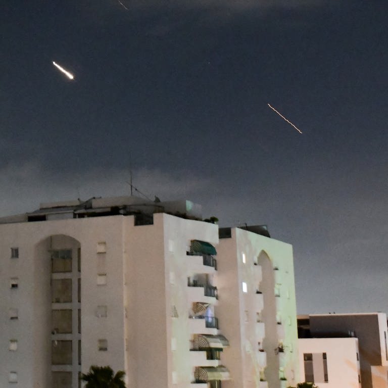 Das israelische Luftabwehrsystem "Iron Dome" feuert, um vom Iran abgefeuerte Raketen abzufangen. (Foto: dpa Bildfunk, picture alliance/dpa/AP | Tomer Neuberg)
