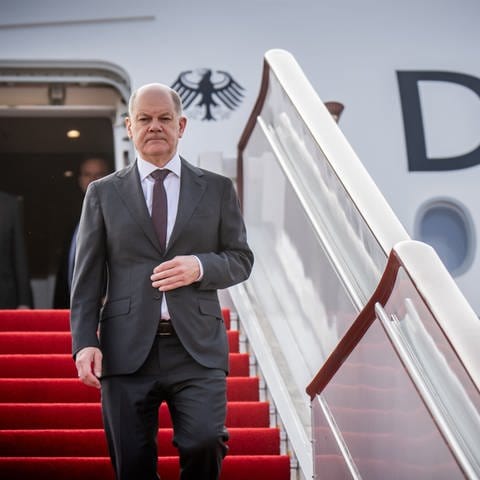 Bundeskanzler Olaf Scholz (SPD) steigt am Flughafen von Chongqing in China aus dem Flugzeug. Während seiner Reise wird er über den Angriff des Irans auf Israel informiert. Er verurteilt den Angriff. (Foto: dpa Bildfunk, picture alliance/dpa | Michael Kappeler)