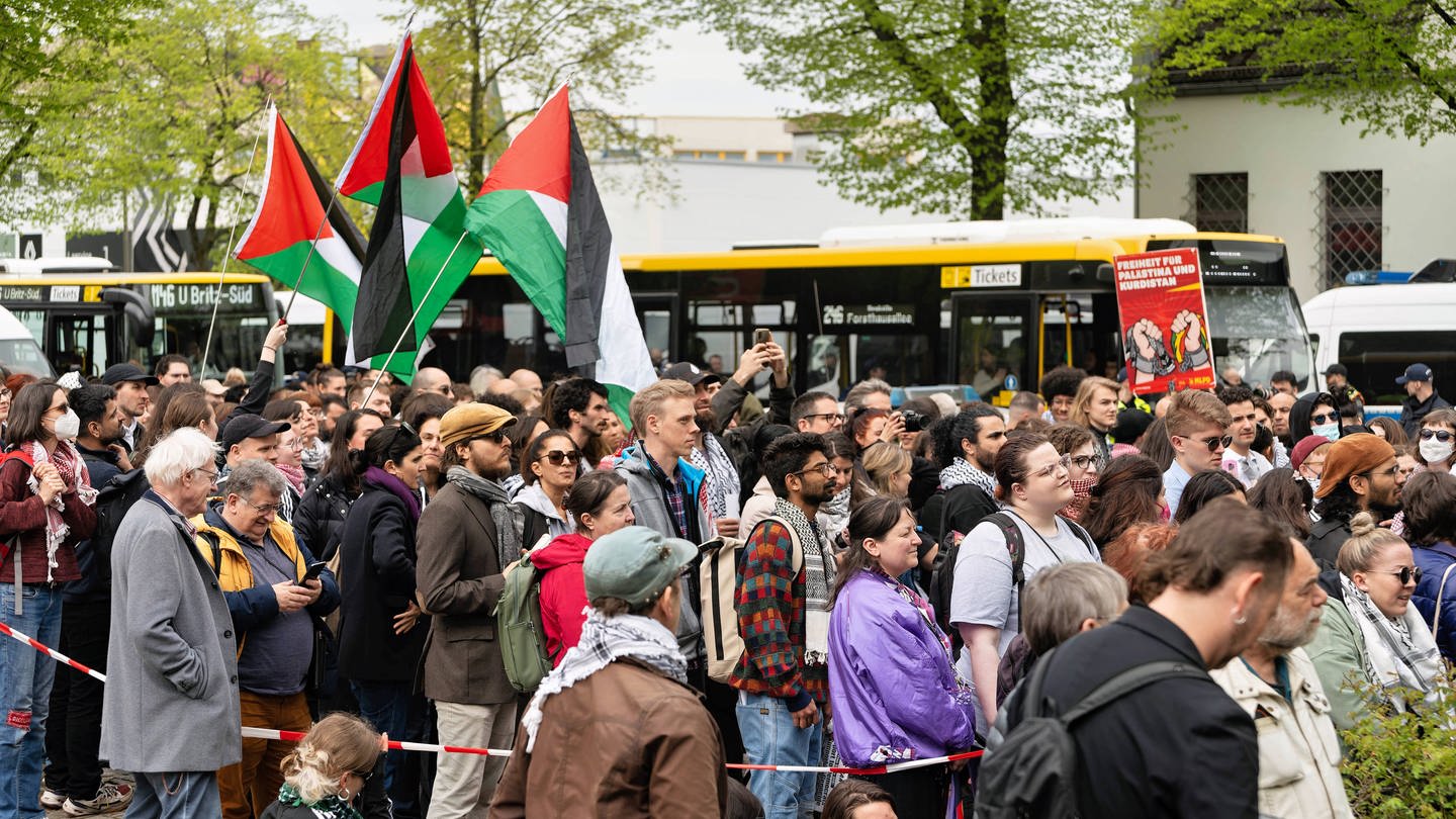 Proteste gegen die Absage des umstrittenen Palästina-Kongresses in Berlin (Foto: IMAGO, IMAGO / Stefan Zeitz)