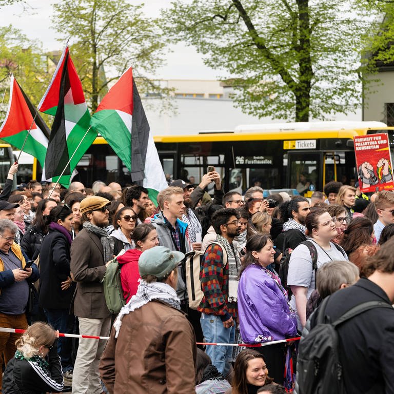 Proteste gegen die Absage des umstrittenen Palästina-Kongresses in Berlin (Foto: IMAGO, IMAGO / Stefan Zeitz)