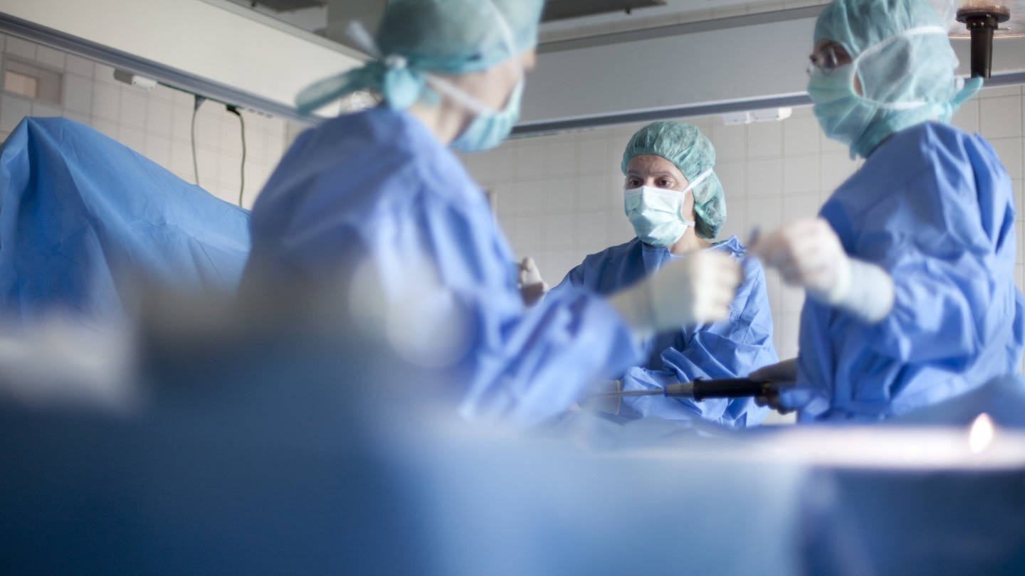 SYMBOLBILD: Laparoskopischen Operation in einem Operationssaal in einem Krankenhaus in Bad Neuenahr, Deutschland. (Foto: IMAGO, IMAGO / photothek)