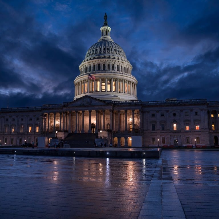 Das Kapitol der Vereinigten Staaten, der Sitz des Kongresses, ist in den Abendstunden beleuchtet. 