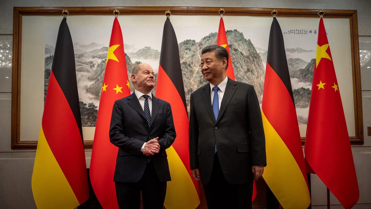 Bundeskanzler Olaf Scholz (SPD) wird von Xi Jinping, Staatspräsident von China, im Staatsgästehaus empfangen. (Foto: dpa Bildfunk, picture alliance/dpa | Michael Kappeler)