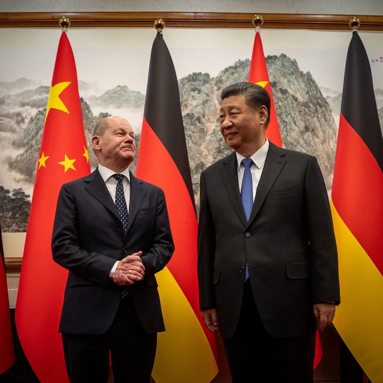 Bundeskanzler Olaf Scholz (SPD) wird von Xi Jinping, Staatspräsident von China, im Staatsgästehaus empfangen. (Foto: dpa Bildfunk, picture alliance/dpa | Michael Kappeler)