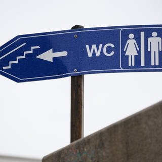 In Amsterdam soll es bald mehr öffentliche Toiletten für Frauen geben. (Foto: dpa Bildfunk, picture alliance/dpa | Robert Michael)