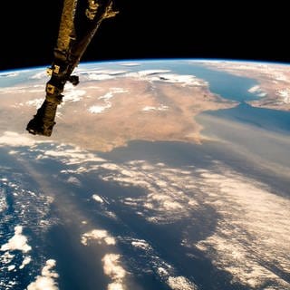 ISS: Das von der ESA am 07.08.2018 veröffentlichte Foto zeigt die Wetterlage über Portugal (l oben), fotografiert von Astronauten Alexander Gerst aus der Internationalen Raumstation. (Foto: dpa Bildfunk, picture alliance/dpa | ESA/NASA)
