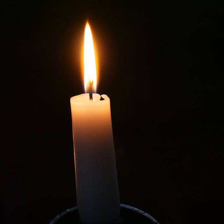 Foto einer brennenden Kerze (Foto: SWR DASDING, IMAGO / Martin Wagner)