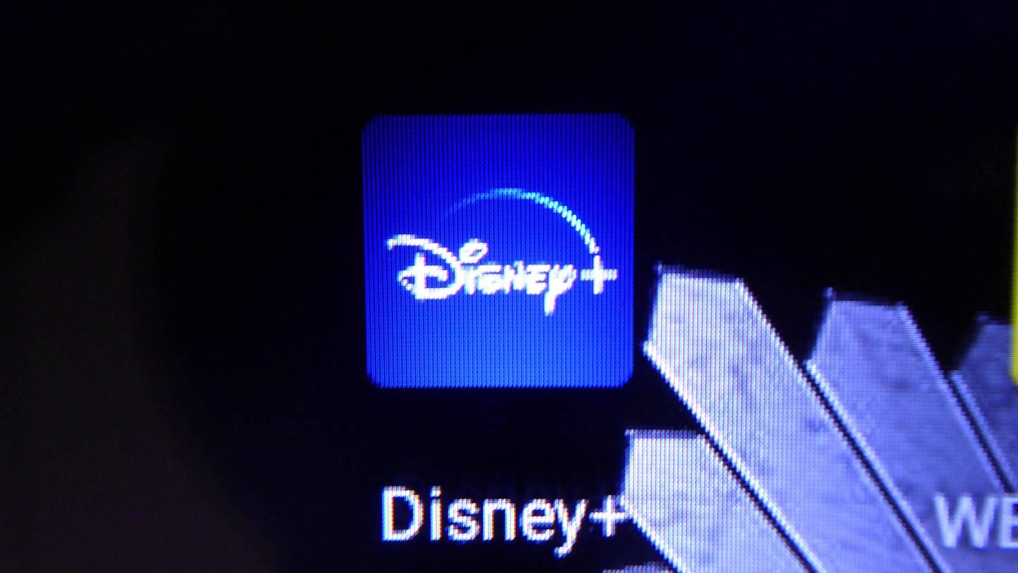 Das Logo des Streamingdienstes Disney+ ist auf einem Smartphone zu sehen. (Foto: IMAGO, APress)