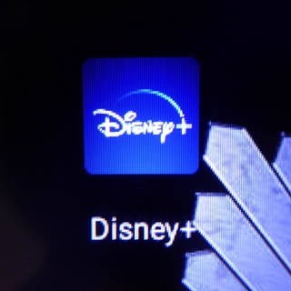 Das Logo des Streamingdienstes Disney+ ist auf einem Smartphone zu sehen. (Foto: IMAGO, APress)