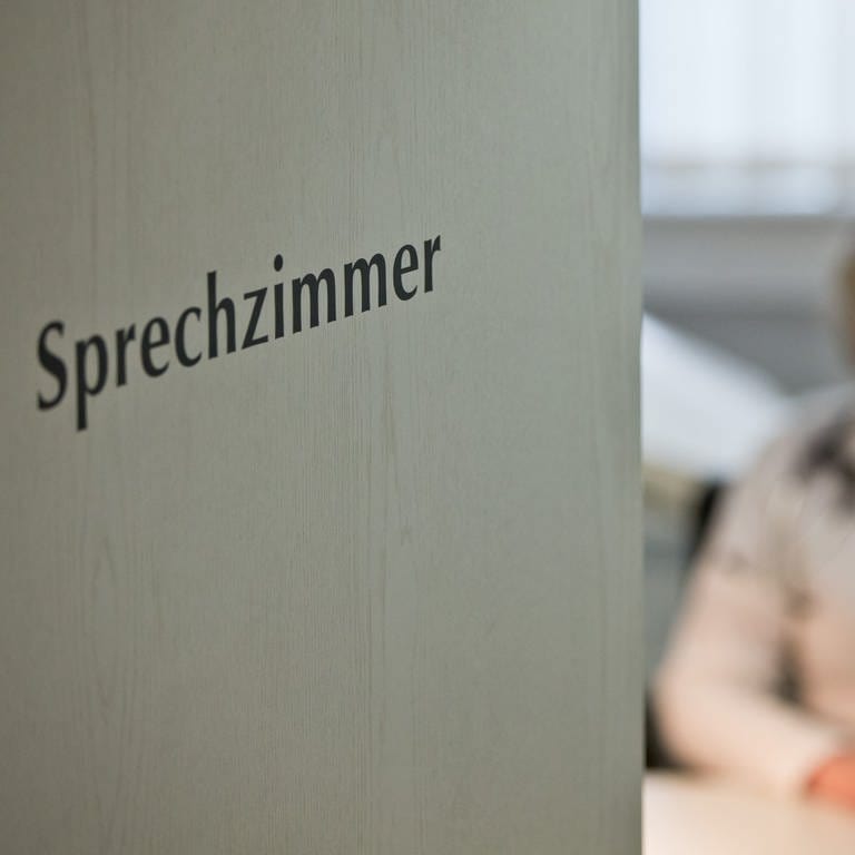«Sprechzimmer» ist auf einer Tür in einer Hausarztpraxis zu lesen. (Foto: dpa Bildfunk, picture alliance / Daniel Karmann/dpa | Daniel Karmann)