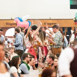 Eine App soll die Sicherheit auf dem Stuttgarter Frühlingsfest erhöhen. (Foto: dpa Bildfunk, picture alliance/dpa | Julian Rettig)