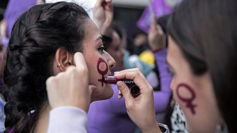 Demonstrantinnen am Weltfrauentag - noch immer sind viele Frauen nicht gleichberechtigt, auch in Deutschland nicht. (Foto: dpa Bildfunk, picture alliance/dpa/EUROPA PRESS | María José López)