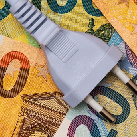 Bild Stromstecker auf Euro-Geldscheinen
