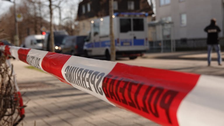 Bei einer Polizei-Razzia gegen Reichsbürger in Reutlingen sollen Schüsse gefallen sein.