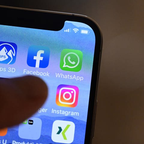 Ein Handy mit Social-Media-Apps
