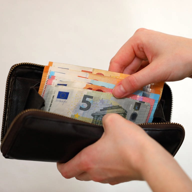 Geldscheine im Portemonnaie: Einige Berufsgruppen bekommen ab April 2023 mehr Gehalt.