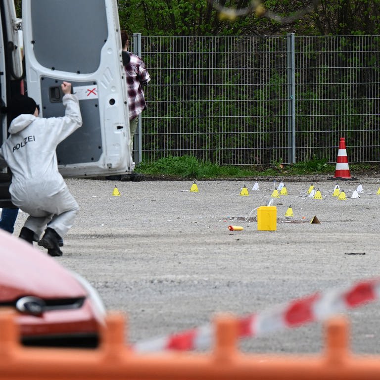 Ermittler suchen Spuren am Tatort in Asperg bei Stuttgart - hier wurde ein 18-Jähriger erschossen.