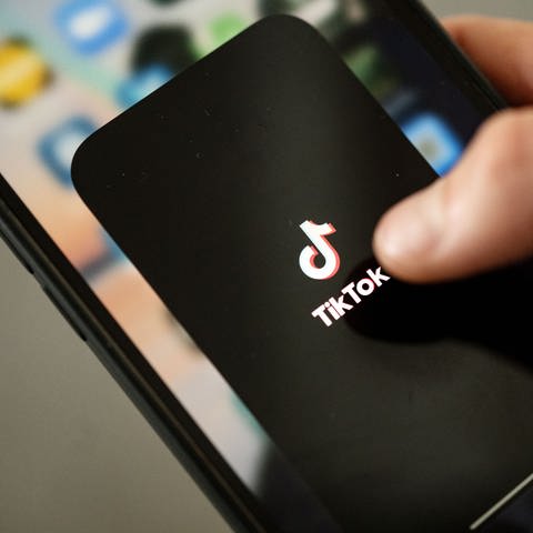 TikTok auf dem Smartphone: Im US-Bundestaat Montana könnte da bald verboten sein.