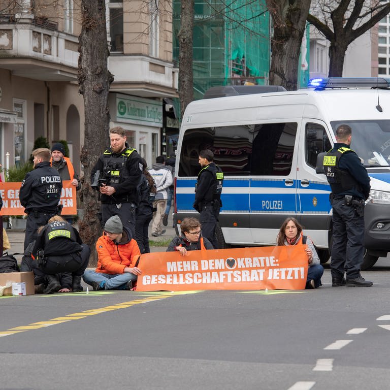 Aktivisten blockieren eine Straße in Berlin. (Foto: dpa Bildfunk, picture alliance/dpa | Paul Zinken)