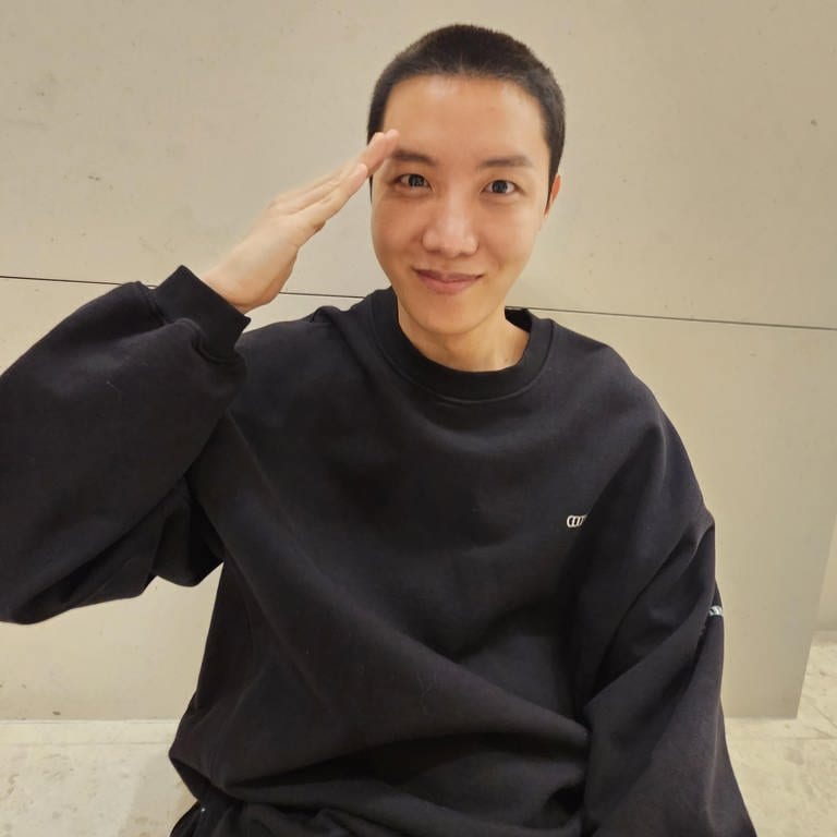 BTS-Mitglied J-Hope mit rasiertem Kopf und bereit, um später am Tag in der Gangwon-Provinz in ein Ausbildungslager der Armee einzutreten, um seinen obligatorischen Militärdienst abzuleisten (Foto: dpa Bildfunk, picture alliance/dpa/YNA | --)