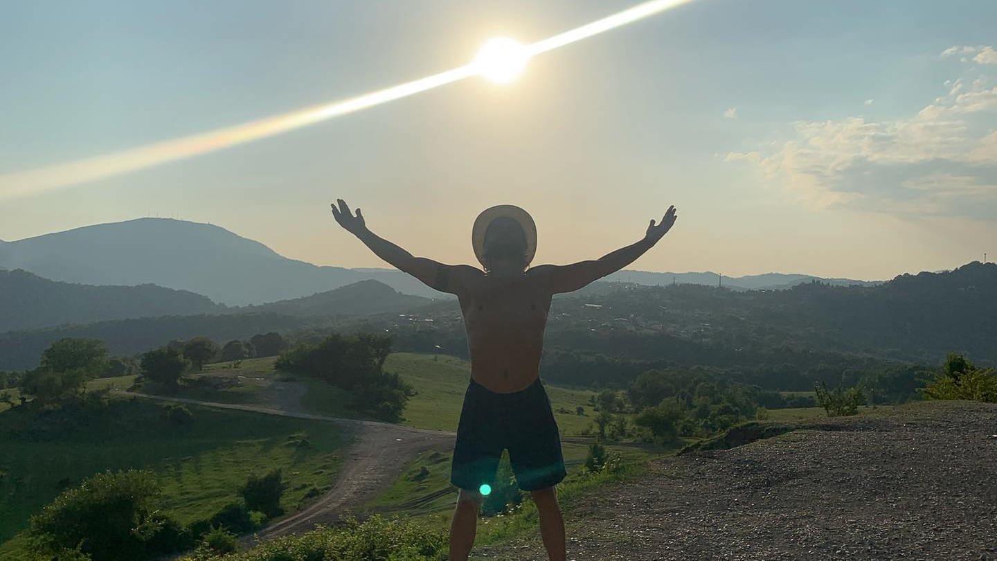 Rohkost Influencer Maxim Lyutyi wollte sein Baby offenbar nur von Sonnenstrahlen ernähren. (Foto: Instagram: @yarilo_drugs)