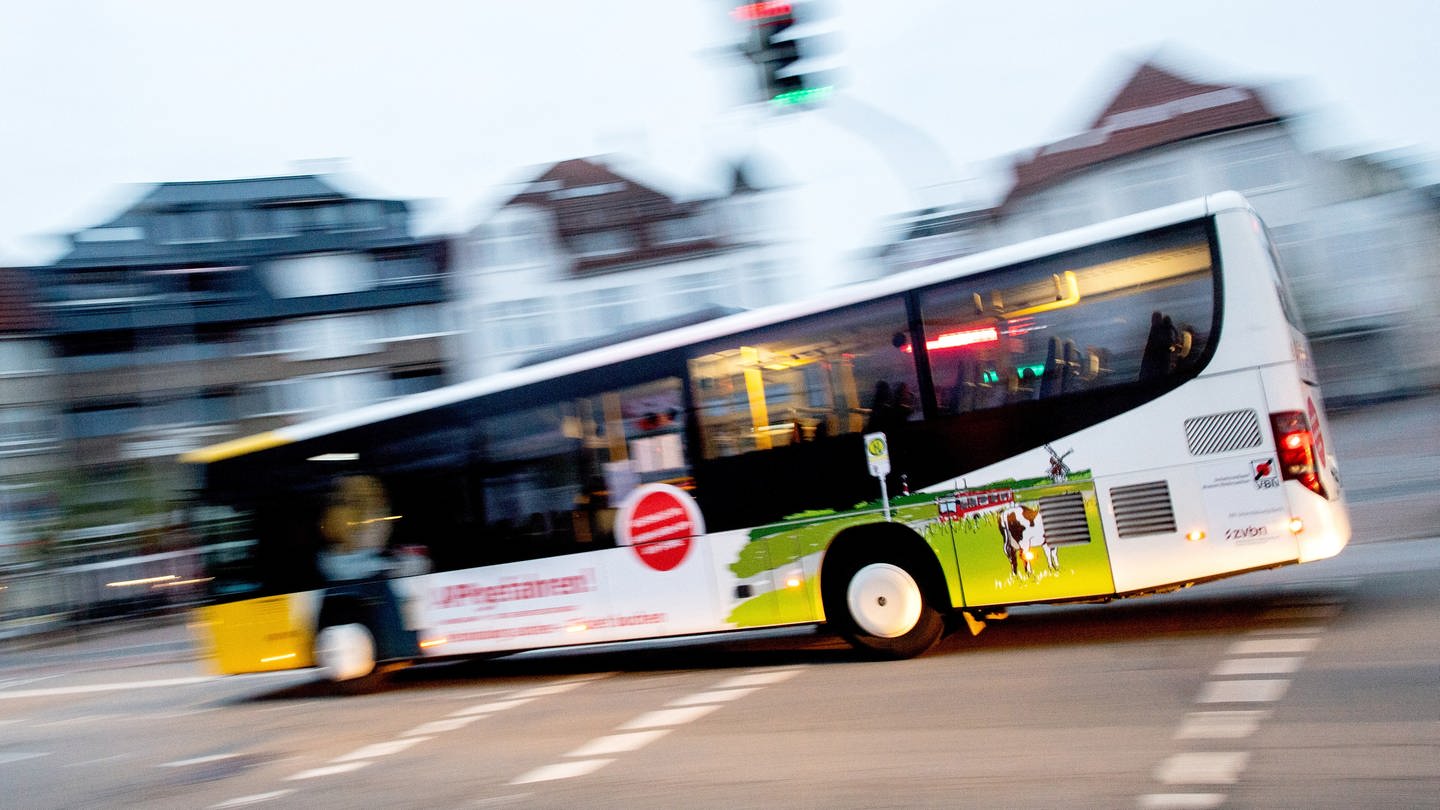Linienbus fährt über eine Kreuzung (Foto: dpa Bildfunk, picture alliance/dpa | Hauke-Christian Dittrich)