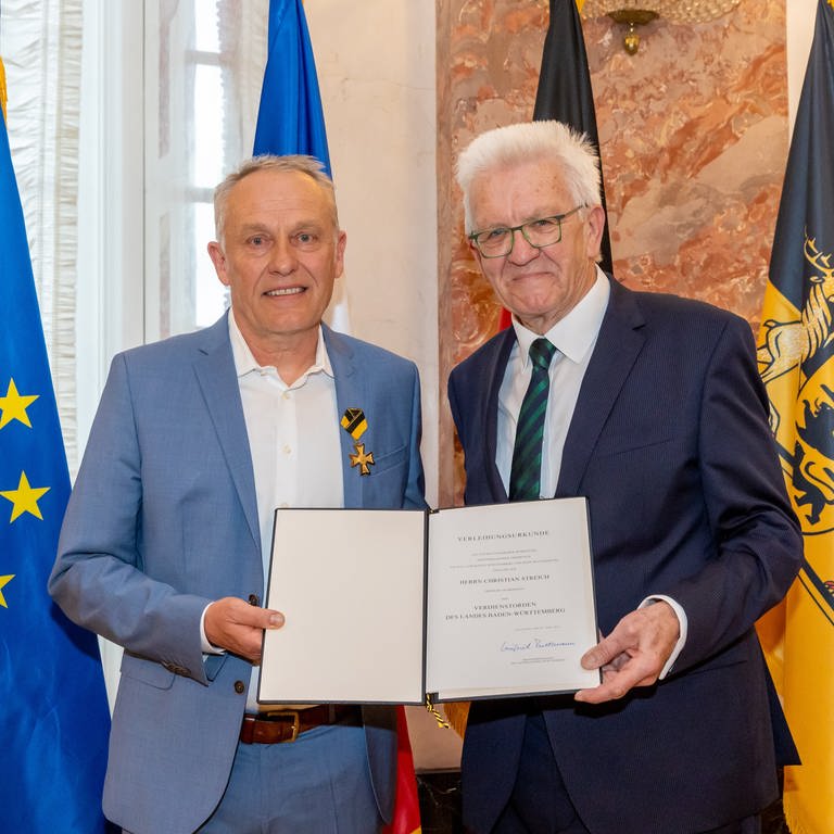 Christian Streich erhält Verdienstorden von Winfried Kretschmann (Foto: Staatsministerium Baden-Württemberg)
