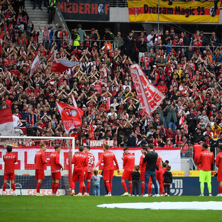  SC Freiburg feiert mit seinen Fans - Im Stadion soll eine 16-Jährige von einem Ultra-Fan verletzt worden sein. (Foto: IMAGO, IMAGO / Beautiful Sports)