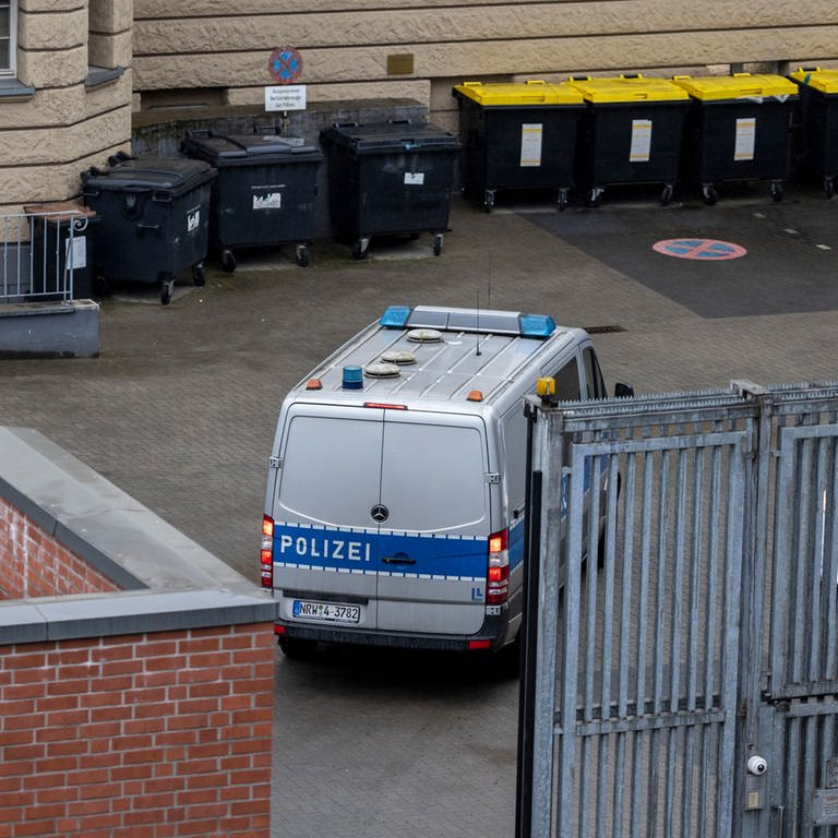 Ein Gefangenentransporter der Polizei fährt am Amtsgericht in Duisburg vor. (Foto: dpa Bildfunk, picture alliance/dpa | Christoph Reichwein)
