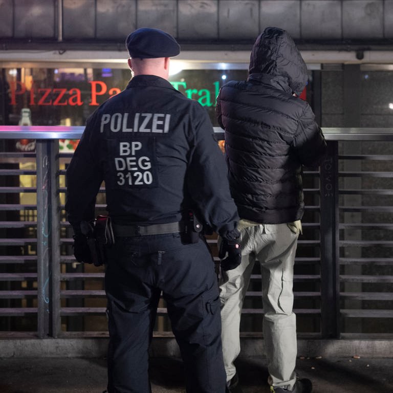 Ein Bundespolizist kontrolliert im Bahnhof Gesundbrunnen einen Mann. (zu dpa: "Bundespolizeigesetz: Mit Kontrollquittungen gegen Racial Profiling")