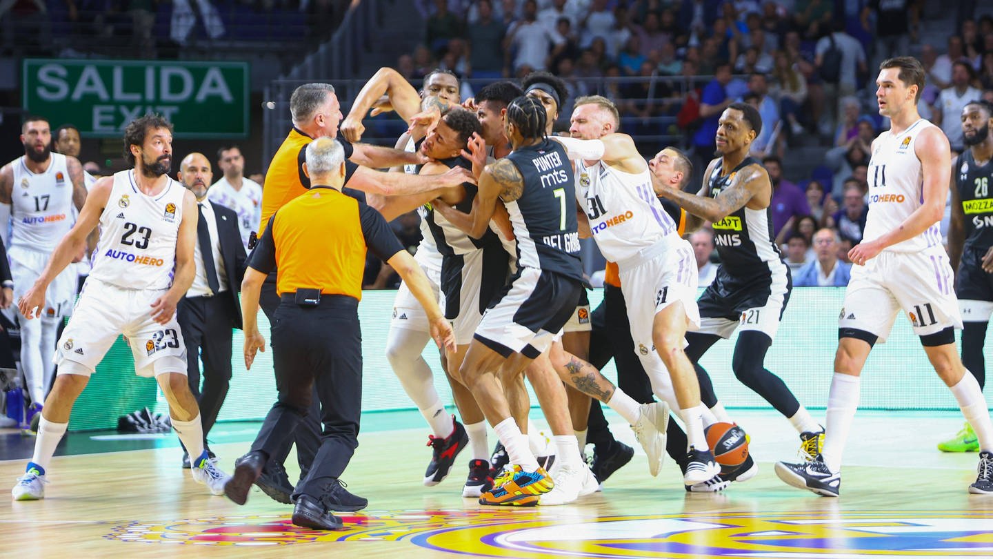 Schlägere beim Basketballspiel (Foto: IMAGO, IMAGO / CordonPress)