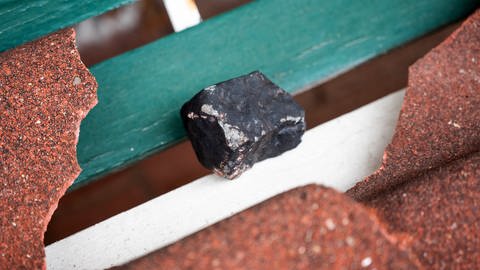 In Elmshorn (Schleswig-Holstein) hat ein Meteorit ein Hausdach durchschlagen (Foto: picture-alliance / Reportdienste, picture alliance/dpa | Daniel Bockwoldt)