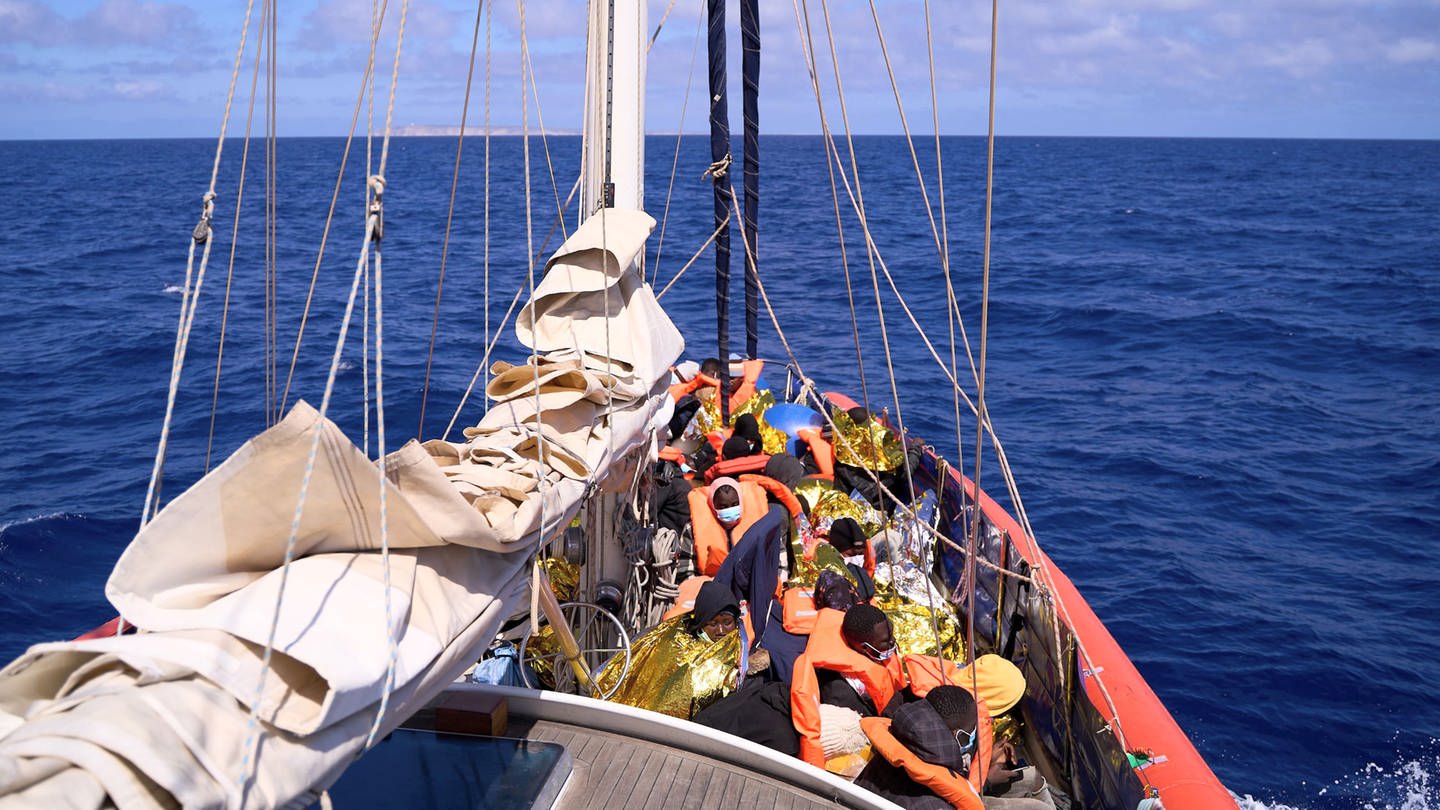 Das Motorsegelschiff «Nadir» läuft mit geretteten Migranten in Richtung der italienischen Insel Lampedusa. Die deutsche Hilfsorganisation Resqship, die die «Nadir» betreibt, hat weitere 47 Migranten in Seenot aus dem Mittelmeer gerettet. (Foto: dpa Bildfunk, picture alliance/dpa/RESQSHIP | Leon Salner)